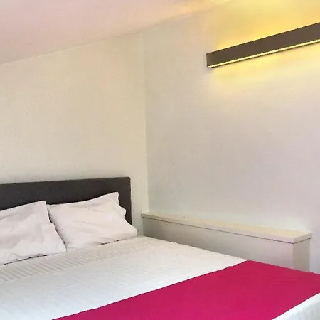 Vivian Art Aparthotel